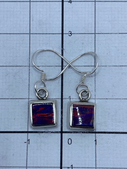 Aretes sobre medidor de pulgadas mostrando largo de 2.4 cm y marca de Quinto 925