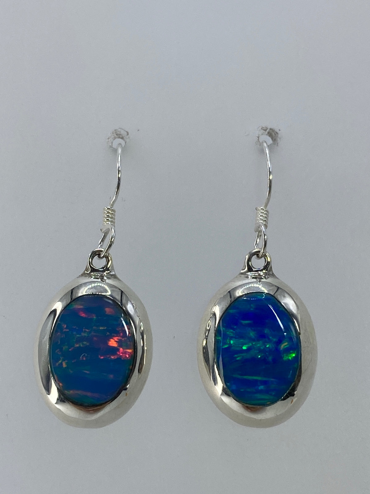 Aretes de plata con ópalo de fuego multicolor en tonos rojo, anaranjado, verde y azul