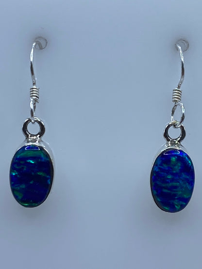 Medida de los aretes en escala con regla: largo 2.5 cm, ovalados y delicados