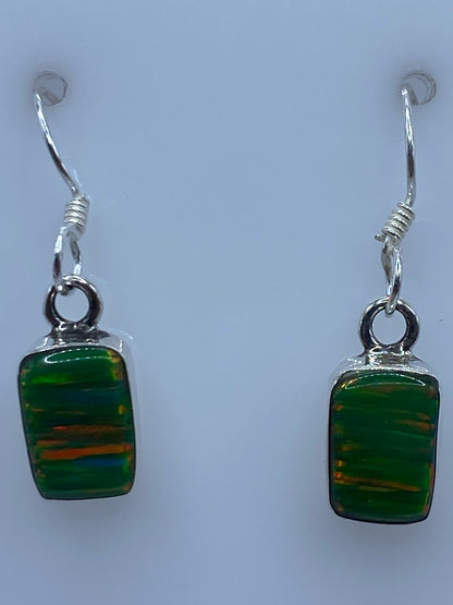 Aretes sobre regla mostrando largo de 2.3 cm