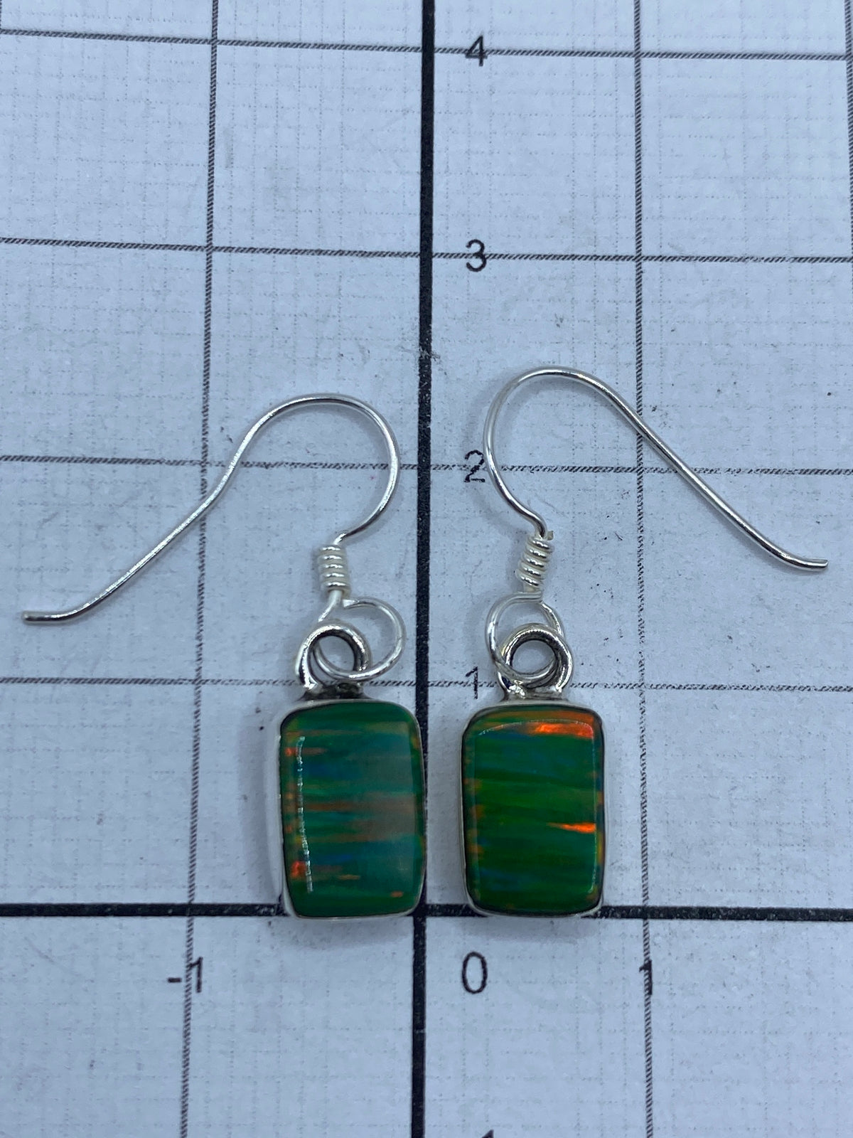Aretes dentro de caja de presentacion azul, listos para regalo