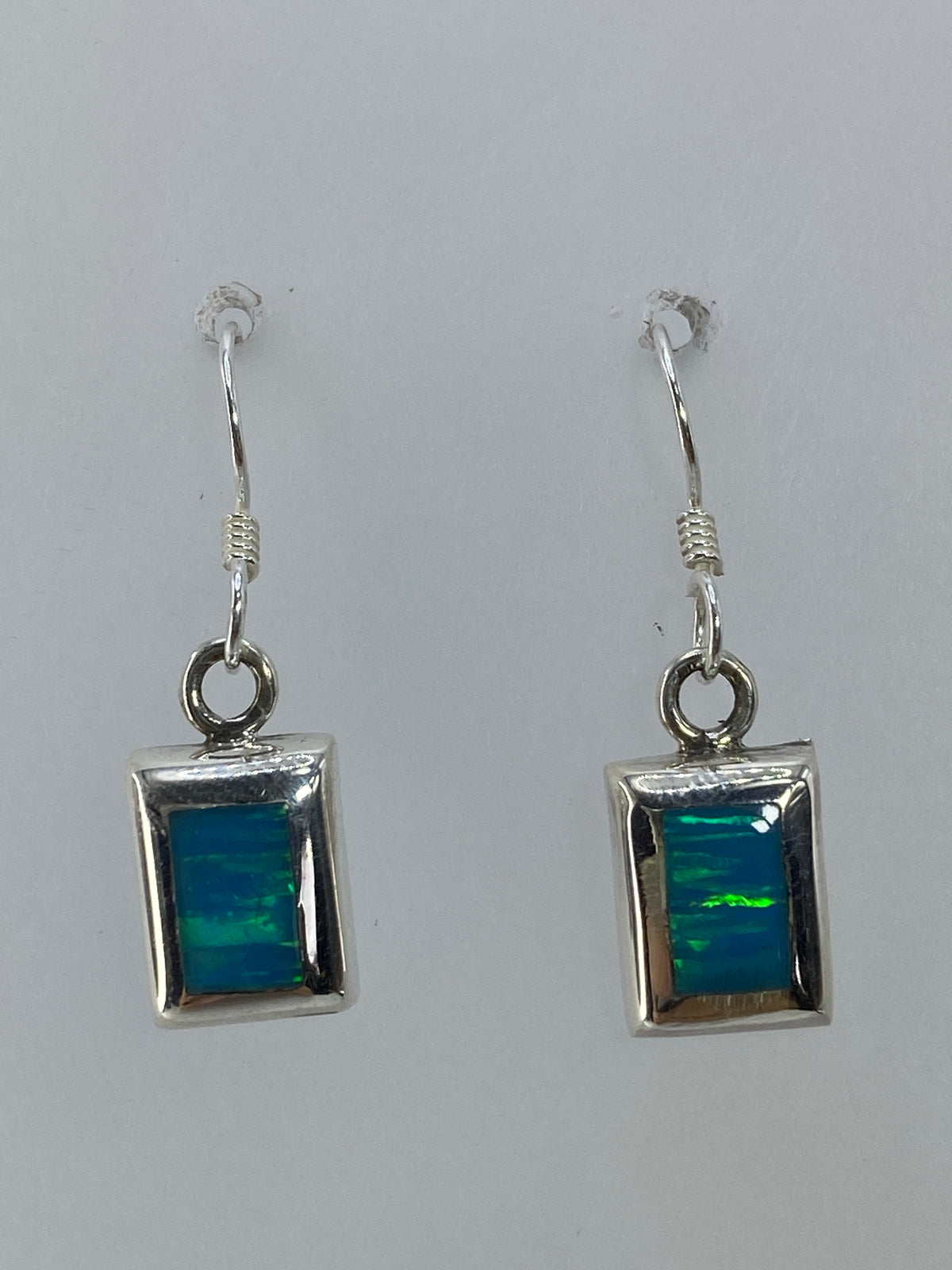 Par de aretes de plata con Ópalo de Fuego azul cielo, colgando de manera simétrica