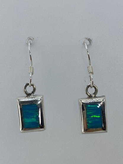 Par de aretes de plata con Ópalo de Fuego azul cielo, colgando de manera simétrica