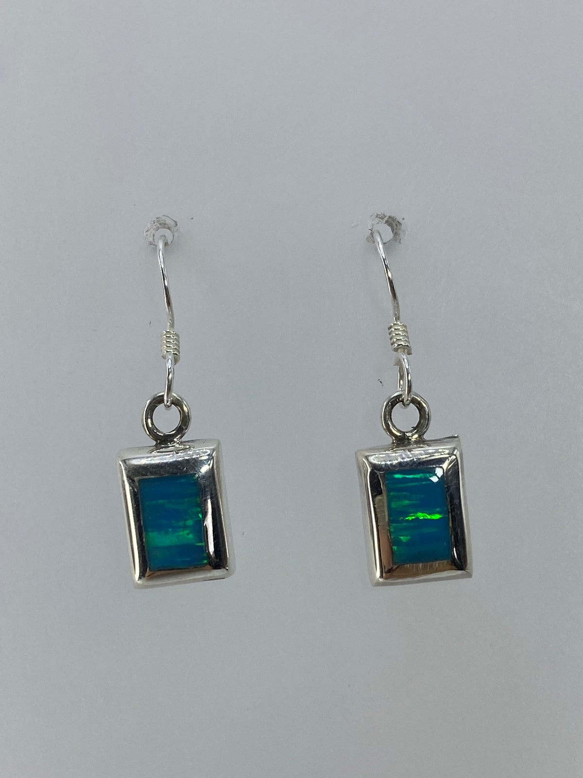 Detalle del engaste a mano del Ópalo de Fuego en plata 925