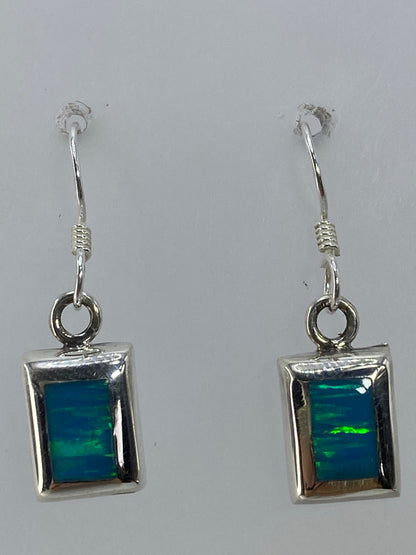 Aretes vistos de frente mostrando el fuego azul de la piedra