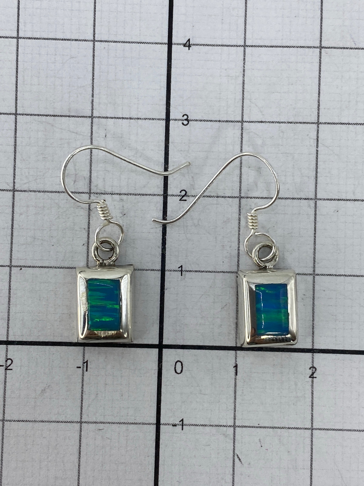 Aretes sobre fondo blanco con el Quinto 925 visible