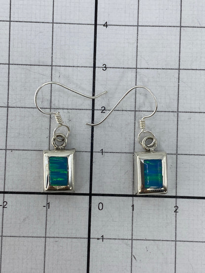 Aretes sobre fondo blanco con el Quinto 925 visible