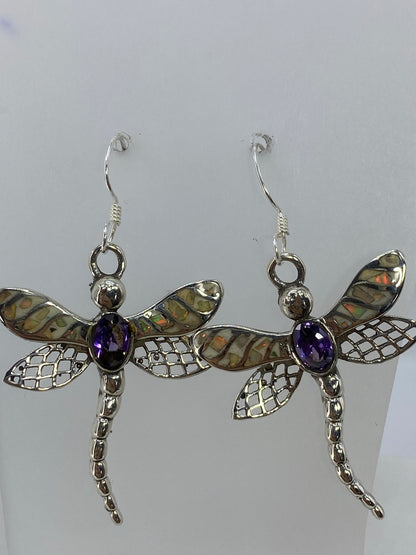 Par de aretes de plata con ópalo de fuego multicolor colgando de ganchos de plata