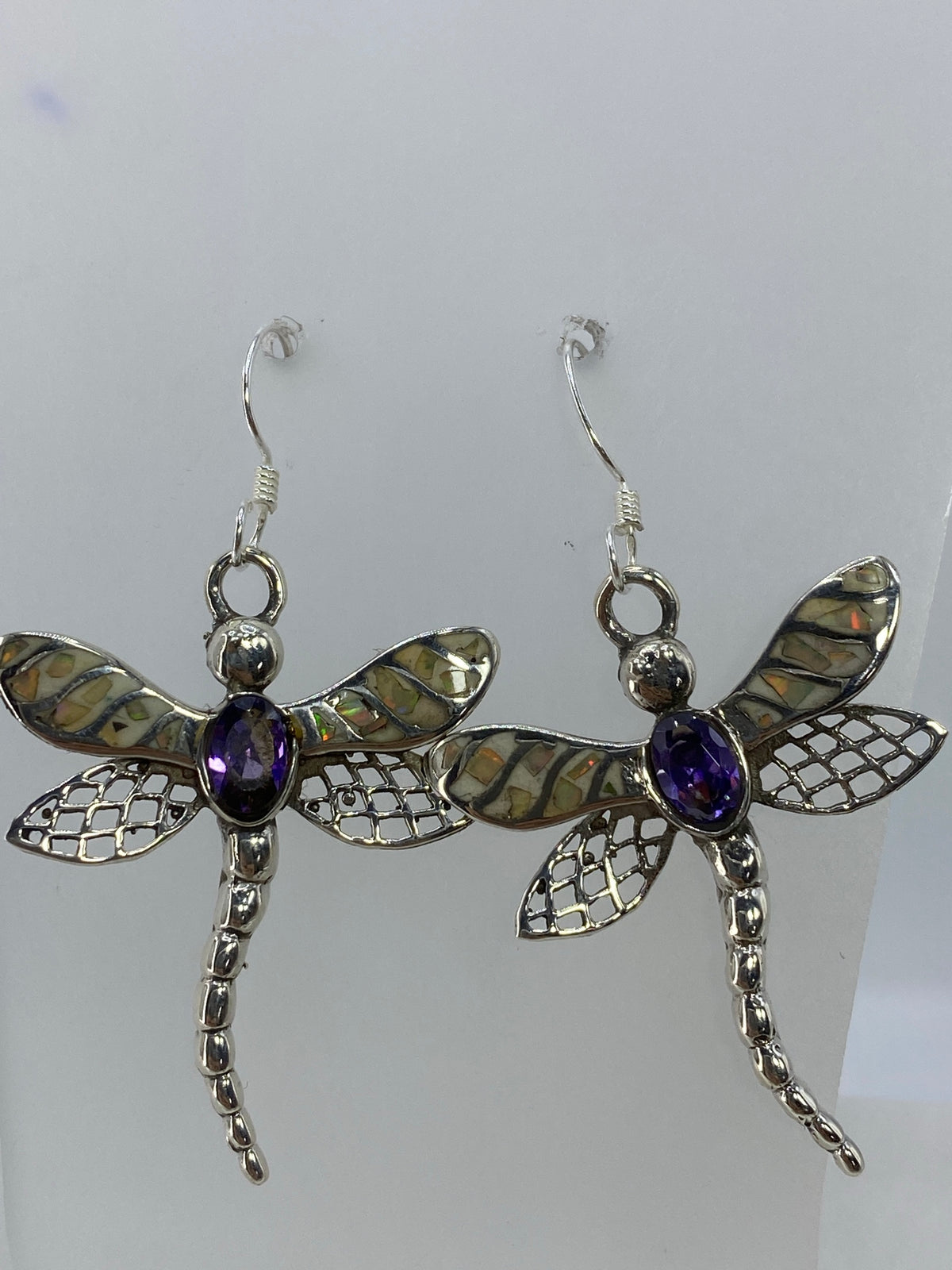 Detalle del engaste de ópalo de fuego multicolor en plata 925