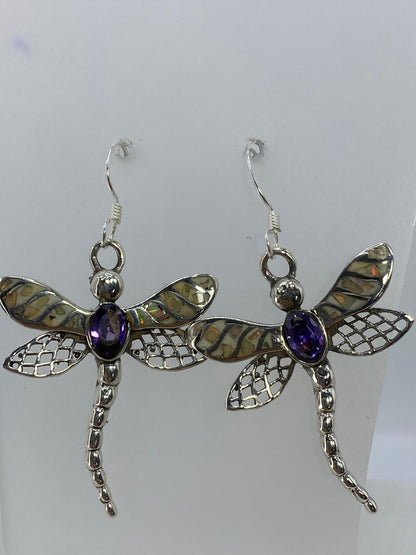 Detalle del engaste de ópalo de fuego multicolor en plata 925