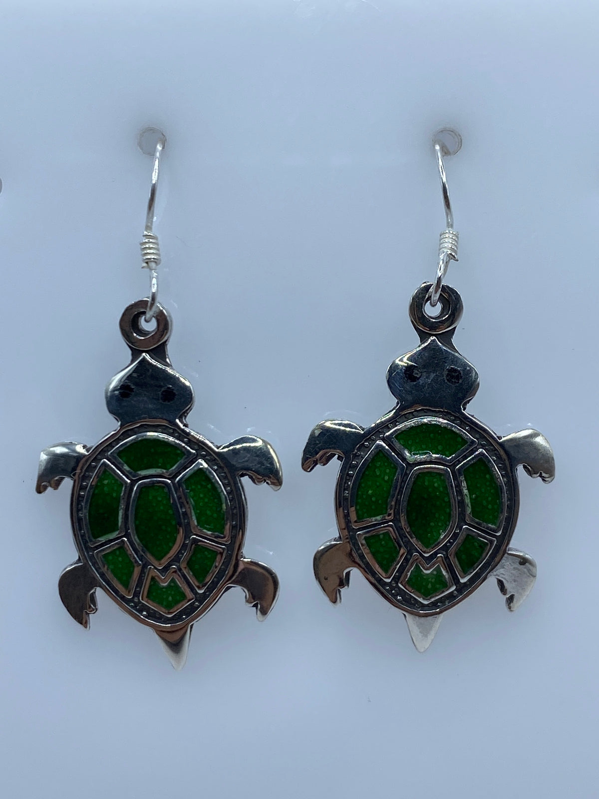 Arete tortuga de plata con caparazón verde engastado, vista frontal
