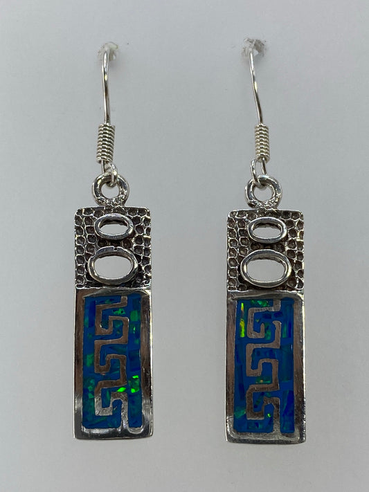 Par de aretes de plata 950 con ópalo de fuego multicolor en diseño prehispánico, 4.5 cm de largo