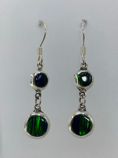 Detalle del engaste de ópalo de fuego en plata 925 con reflejos verdes y naranjas