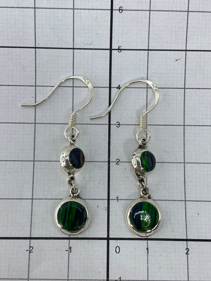 Ópalo de fuego brillante en aretes artesanales de Taxco