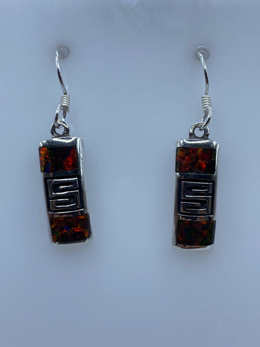 Detalle del ópalo de fuego con sus reflejos rojos, naranjas y amarillos engastados en plata pura