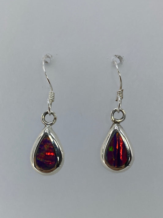 Par de aretes de plata con ópalo de fuego multicolor engastados a mano