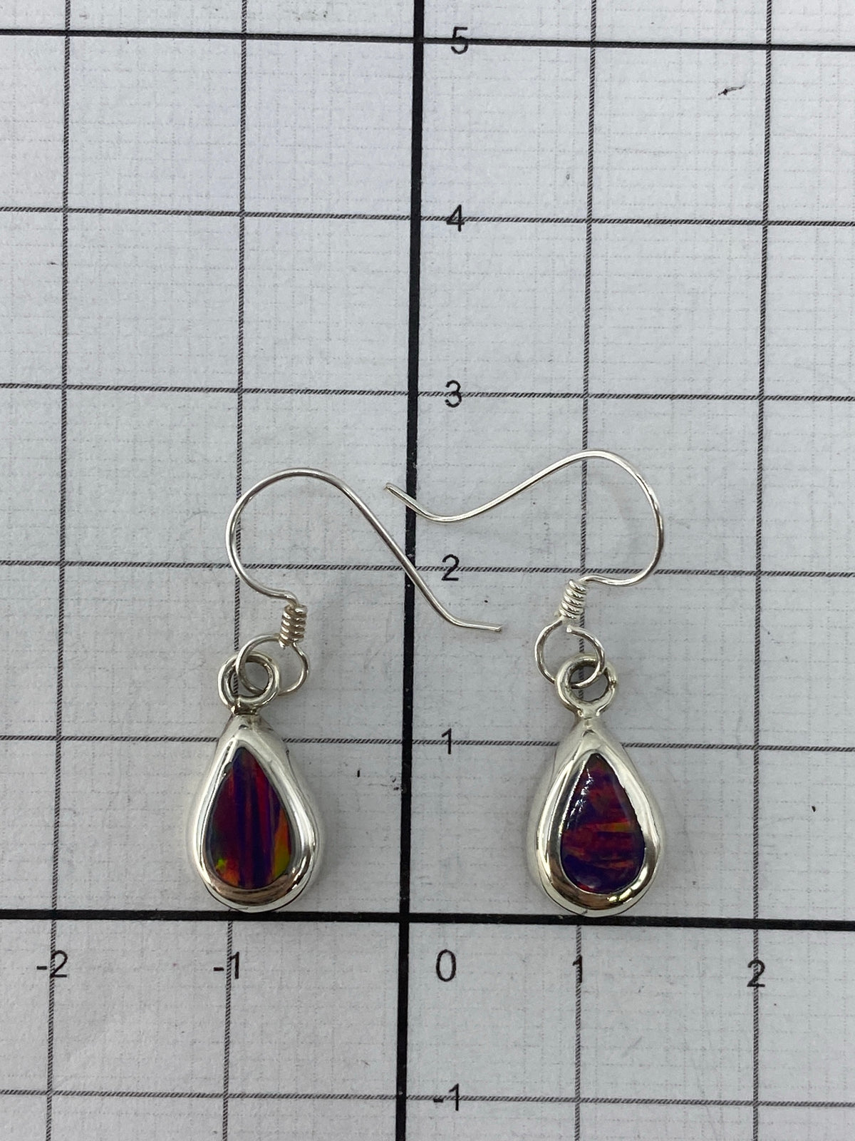 Aretes sobre fondo blanco con la marca del Quinto 925 visible