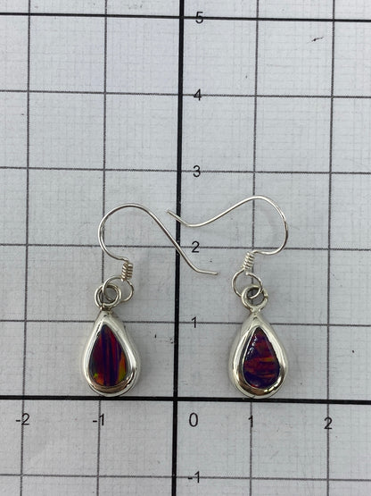 Aretes sobre fondo blanco con la marca del Quinto 925 visible