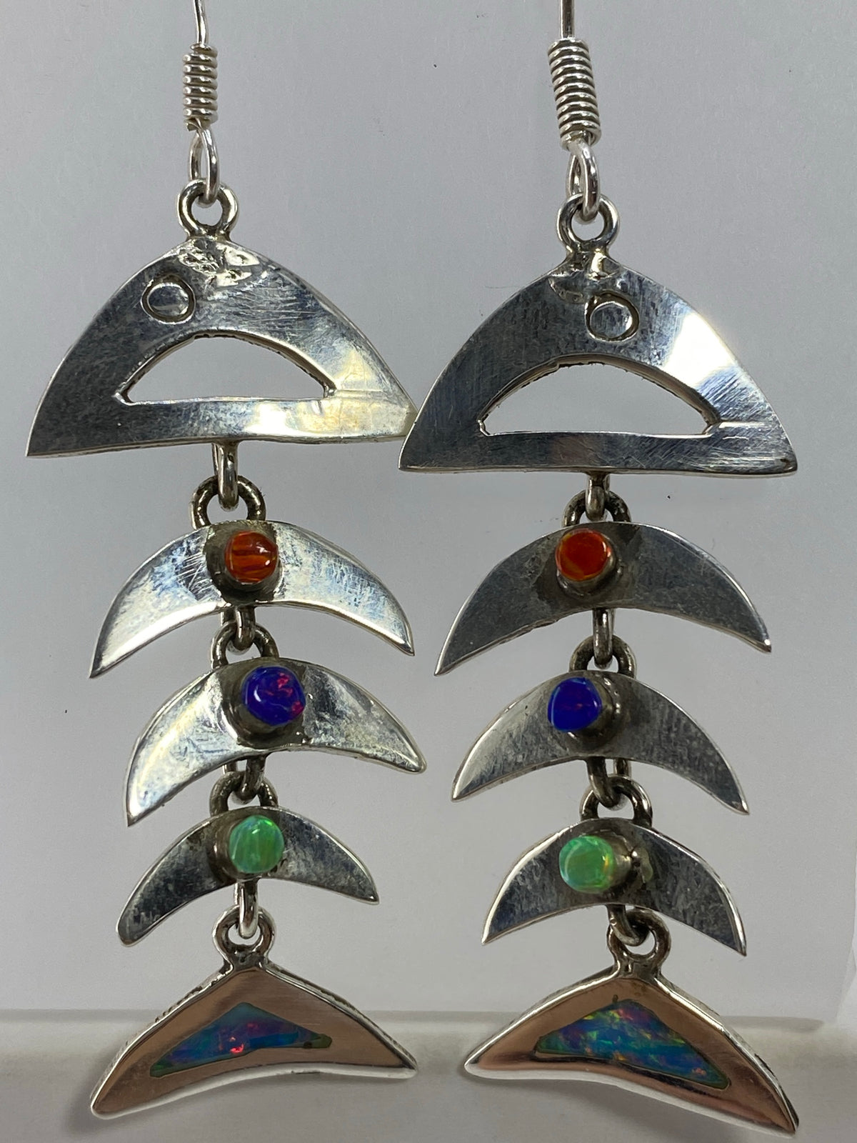 Par de aretes cascada en plata 950 con ópalo de fuego multicolor y piedras complementarias colgando