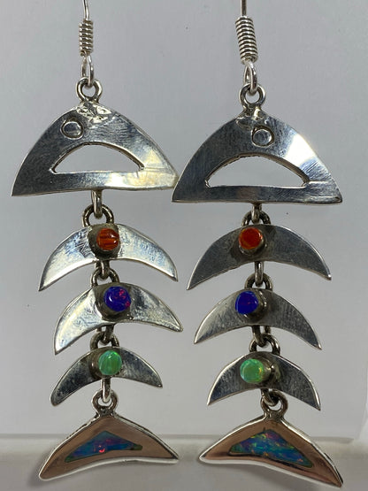 Par de aretes cascada en plata 950 con ópalo de fuego multicolor y piedras complementarias colgando