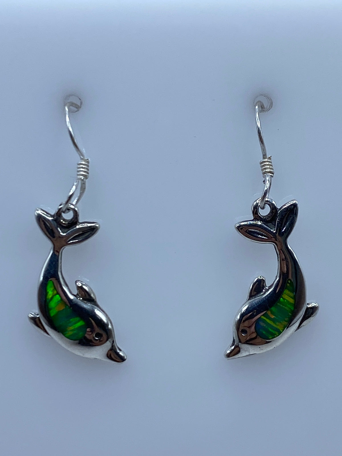 Par de aretes de plata 950 con ópalo de fuego verde limón, colgando en gancho plateado