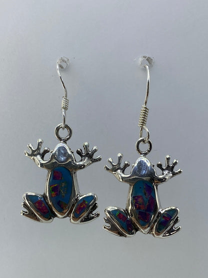 Par de aretes de plata 950 en forma de rana con ópalo de fuego multicolor sobre fondo blanco