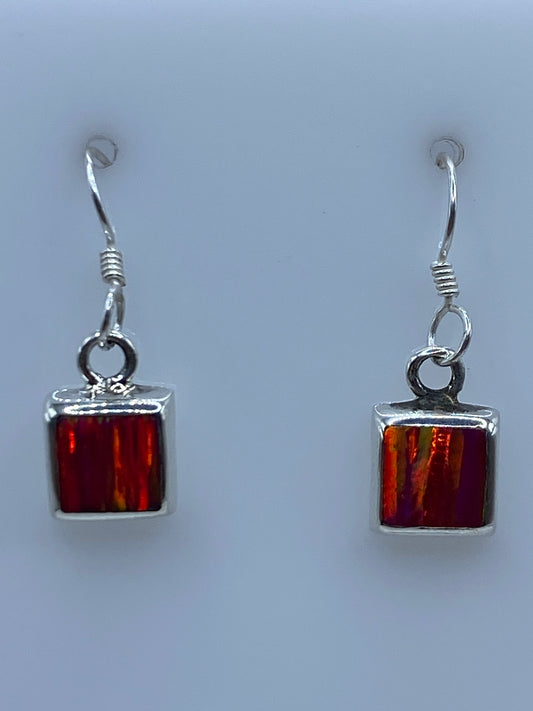 Par de aretes de plata con opalo de fuego rosa engastado, vista frontal del dije cuadrado