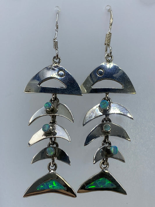 Detalle del Ópalo de Fuego con destellos azul cielo en arete de plata