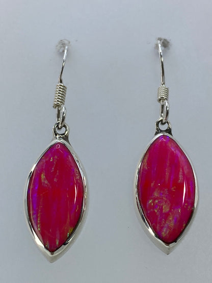 Aretes sobre regla milimetrada mostrando largo de 3.5 cm