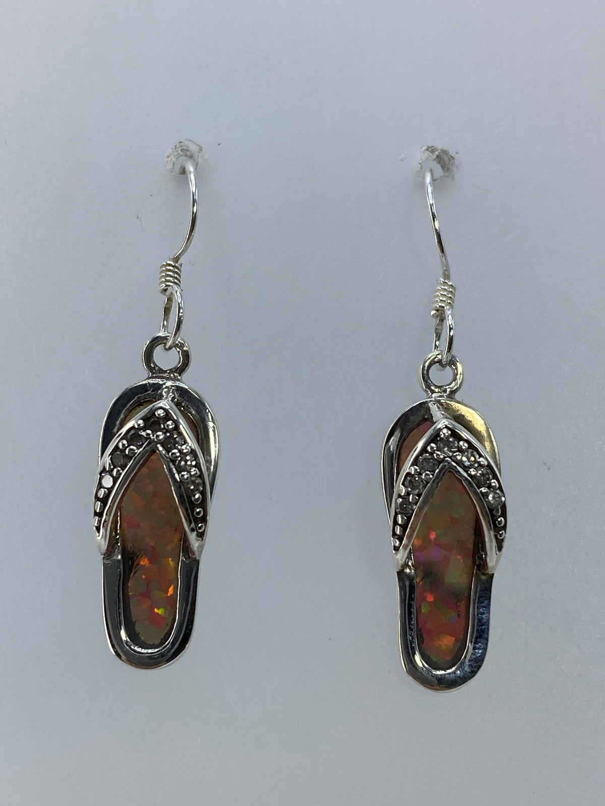 Par de aretes de plata 925 con ópalo de fuego multicolor engastado, de 3.1 cm de largo