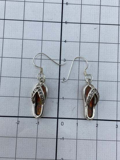 Aretes sobre fondo blanco con el Quinto 925 visible en la plata
