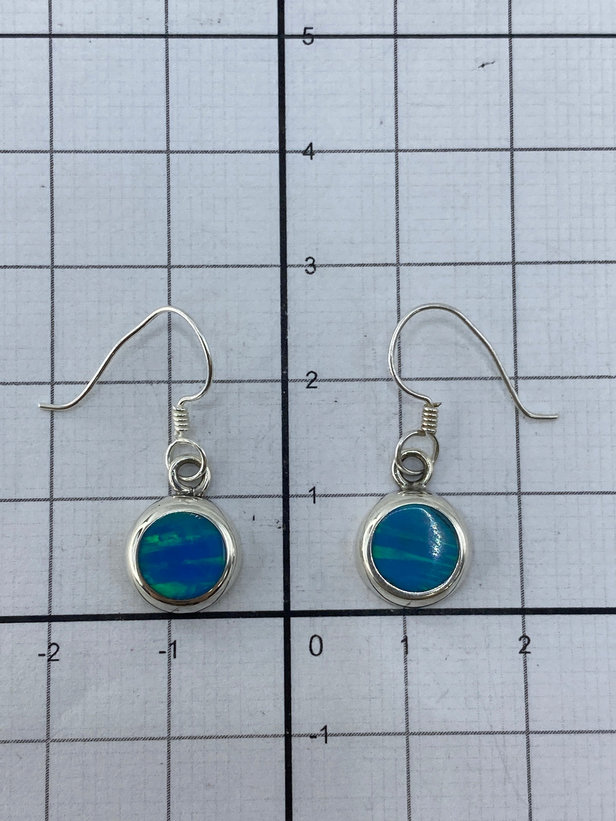 Medida de aretes con escala — ópalo de fuego en plata Taxco