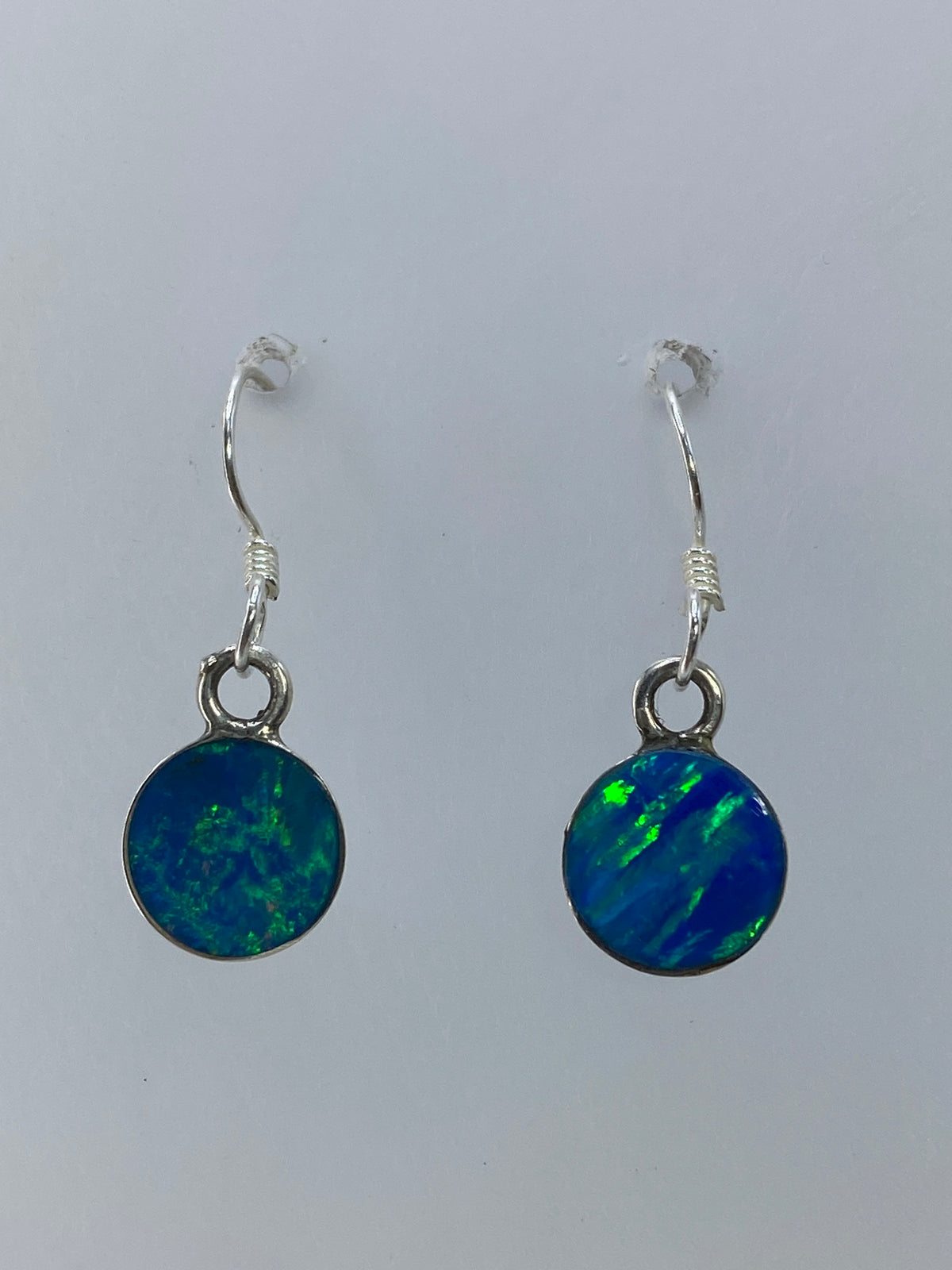 Par de aretes de plata 925 con ópalo de fuego color verde limón, sobre fondo blanco