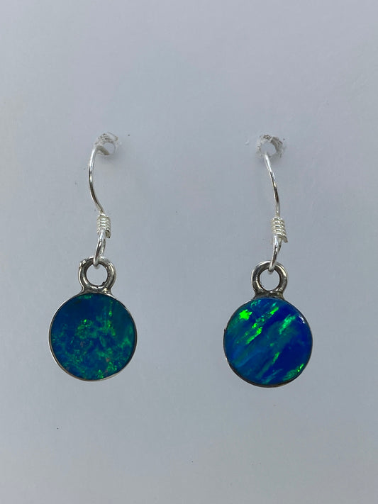 Par de aretes de plata 925 con ópalo de fuego color verde limón, sobre fondo blanco