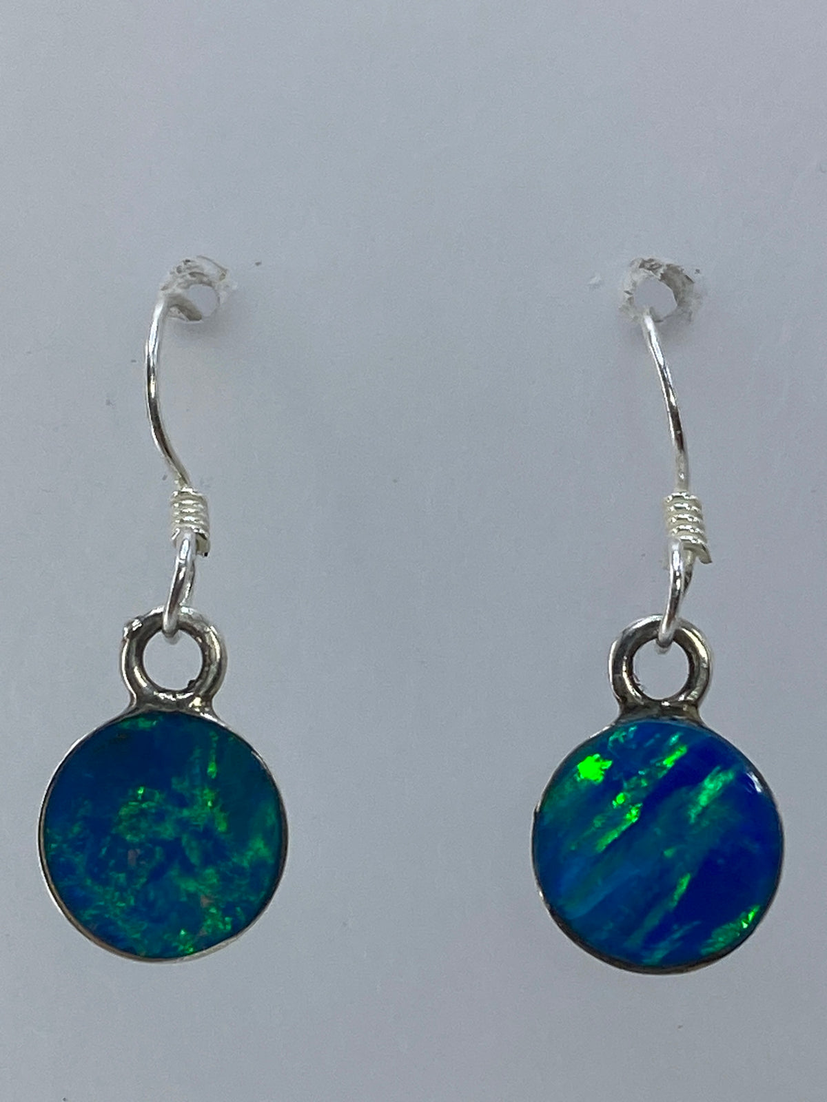 Aretes de ópalo verde limón en gancho de plata, vista frontal