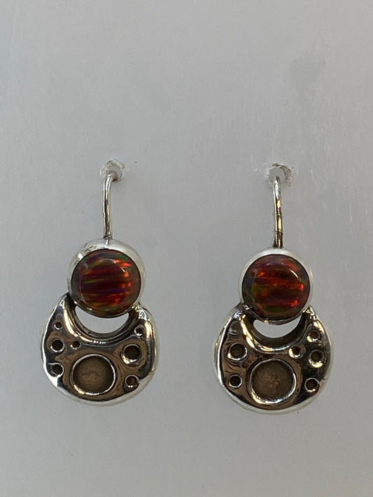 Par de aretes de plata 950 con ópalo de fuego multicolor colgando en ganchos de plata