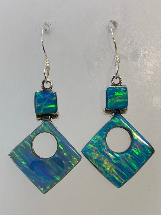 Par de aretes de plata con opalo de fuego multicolor, colgando en gancho de plata