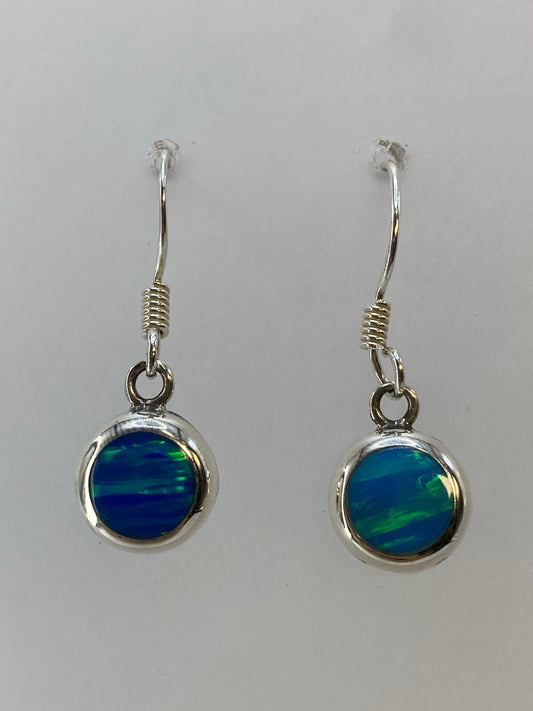 Par de aretes de plata con ópalo de fuego verde limón colgando de ganchos de plata 950