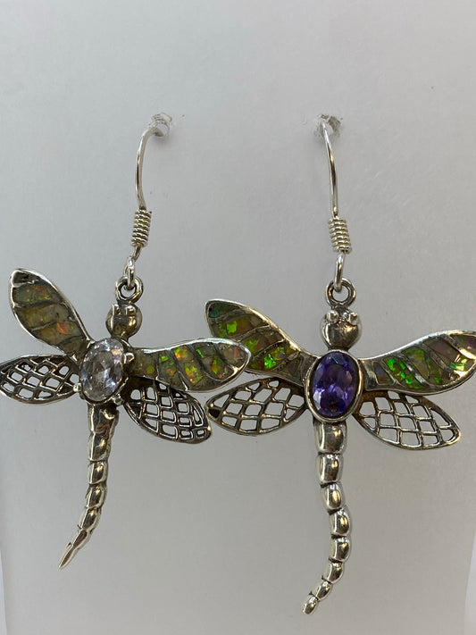 Par de aretes libelula en plata 950 con Opalo de Fuego multicolor, vista frontal sobre fondo blanco