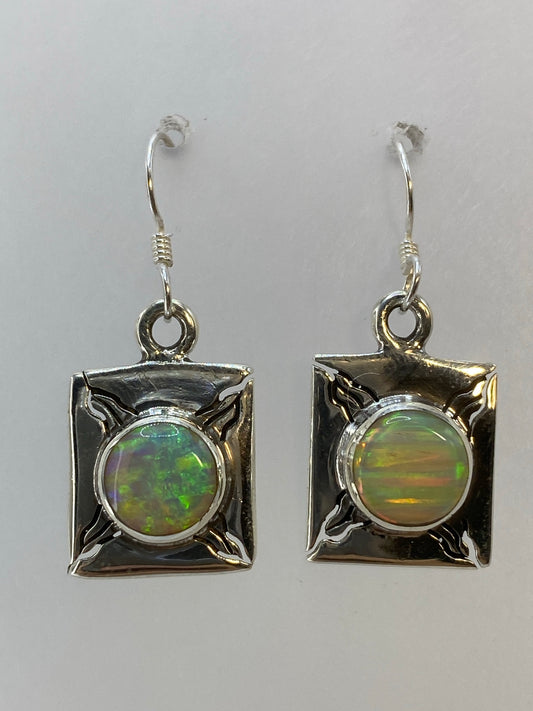 Par de aretes de plata 950 con ópalo de fuego multicolor en forma cuadrada con motivos botánicos