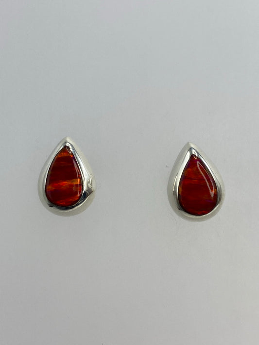 Par de aretes de plata 925 con ópalo de fuego naranja, 1.4 cm, sobre fondo gris