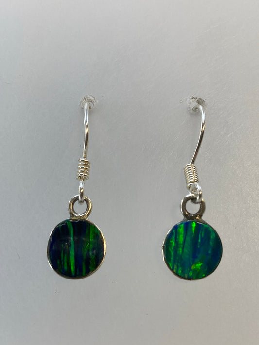 Aretes de plata 925 con opalo de fuego verde limon, colgando del gancho