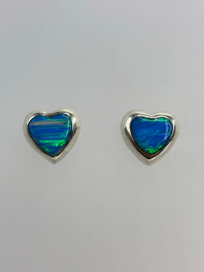 Par de aretes de plata con ópalo de fuego azul cielo, engastados a mano