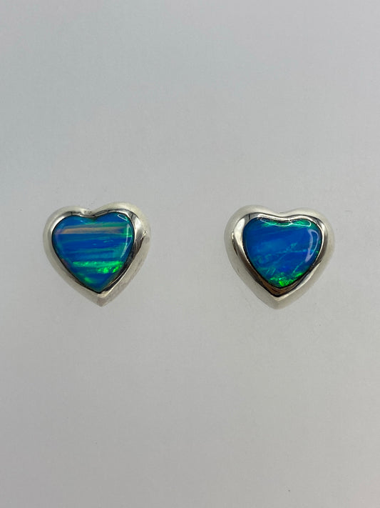 Par de aretes de plata con ópalo de fuego azul cielo, engastados a mano
