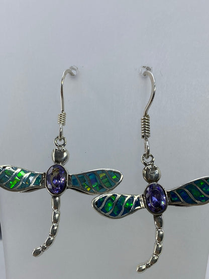 Aretes libelula sobre fondo blanco mostrando el Quinto 950