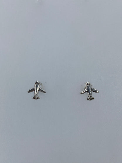 Aretes de plata 925 en cartoneado de Taxco, vista lateral y detalle del acabado pulido