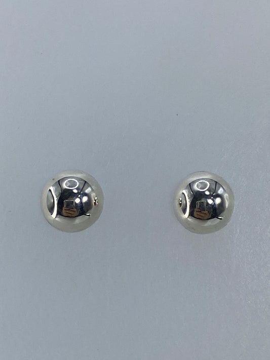 Par de aretes de plata 925 granulado minimalistas en la oreja de una mujer