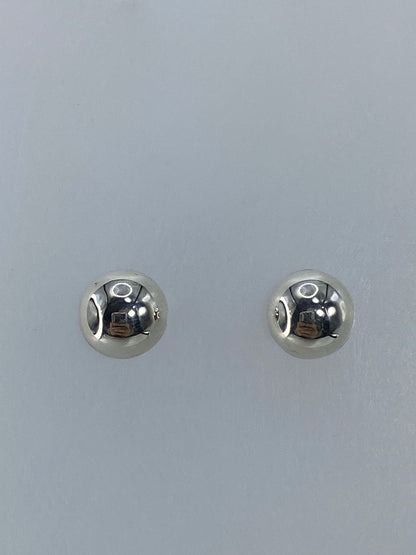Detalle del granulado artesanal en los aretes de plata Taxco