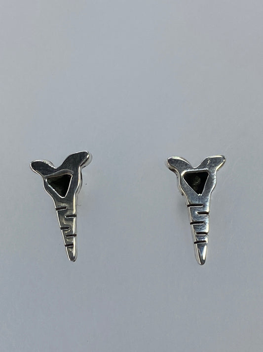 Par de aretes de plata cartoneado con diseño geométrico abstracto, vistos de frente