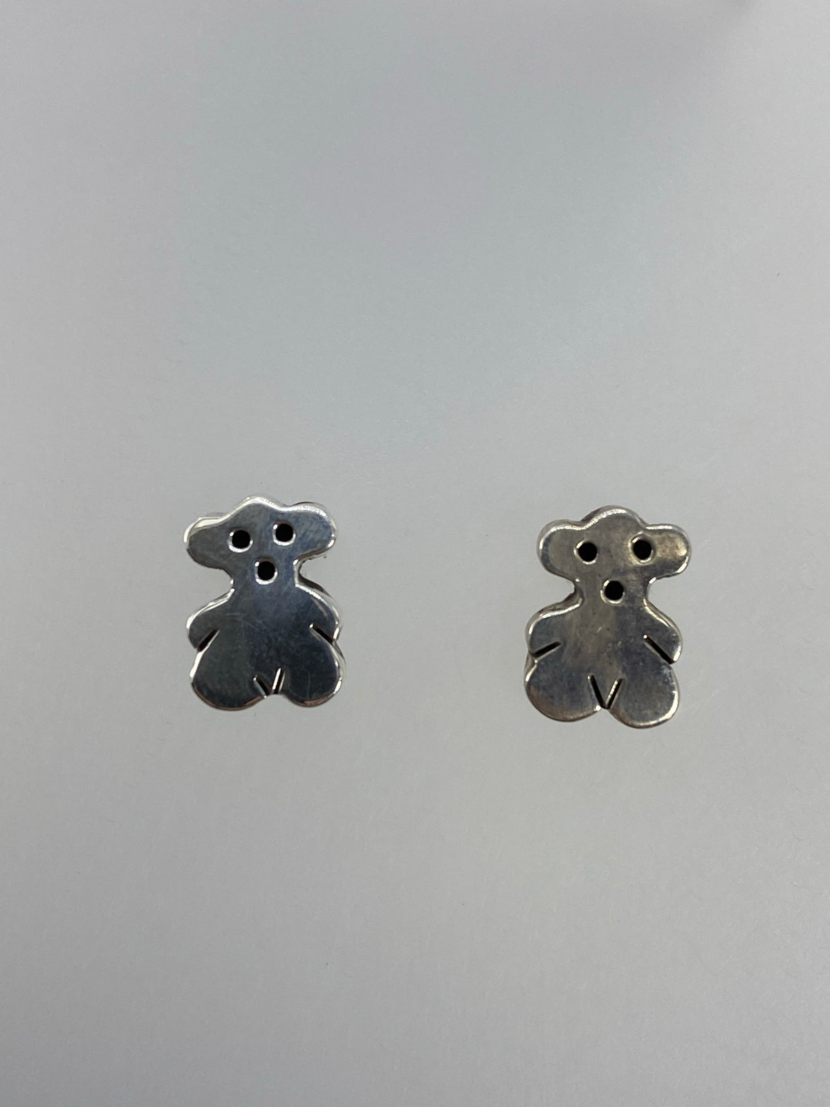 Detalle del cartoneado tridimensional en los aretes de plata 925
